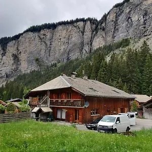 la-jolie-bergere.hotels-rhonealpes.com/